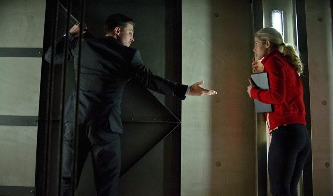 Arrow - Darkness on the Edge of Town - Kuvat elokuvasta - Stephen Amell, Emily Bett Rickards