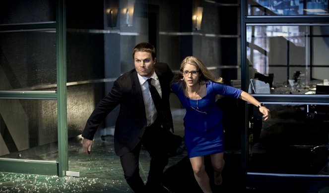 Arrow - Season 2 - City of Heroes - Photos - Stephen Amell, Emily Bett Rickards