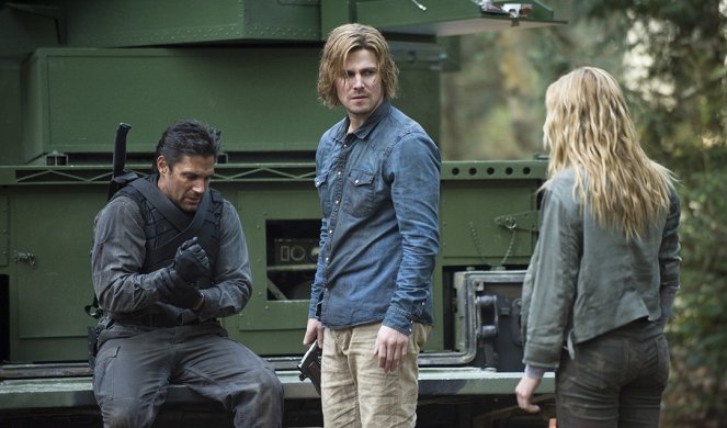 Arrow - Tremors - Photos - Manu Bennett, Stephen Amell