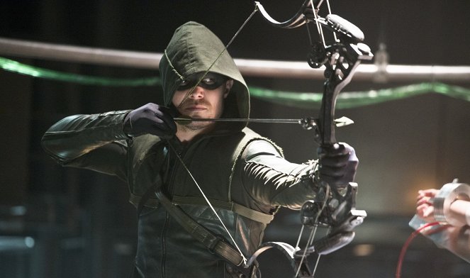 Arrow - Season 2 - The Man Under the Hood - Photos - Stephen Amell
