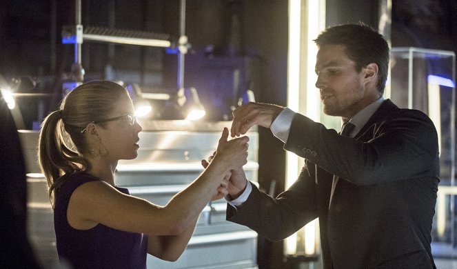 Arrow - Rudo před očima - Z filmu - Emily Bett Rickards, Stephen Amell