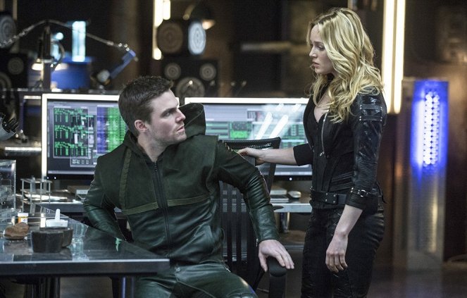 Arrow - Seeing Red - Photos - Stephen Amell, Caity Lotz