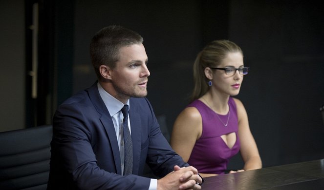 Arrow - Season 3 - The Calm - Photos - Stephen Amell, Emily Bett Rickards