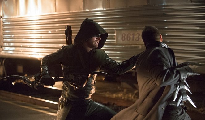 Arrow - The Brave and the Bold - Van film - Stephen Amell
