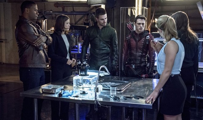 Arrow - The Brave and the Bold - Van film - David Ramsey, Audrey Marie Anderson, Stephen Amell, Colton Haynes