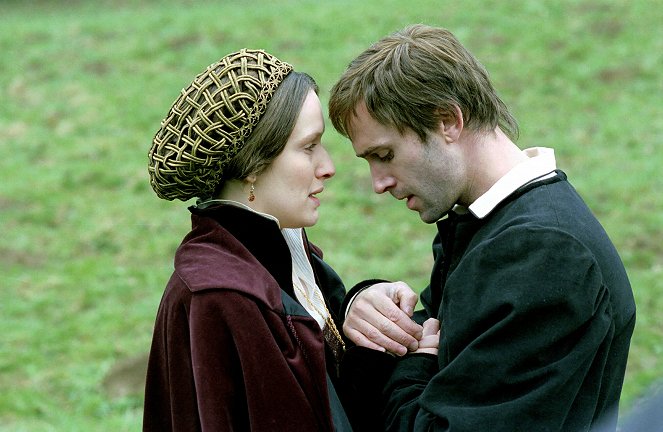 Luther - Film - Claire Cox, Joseph Fiennes