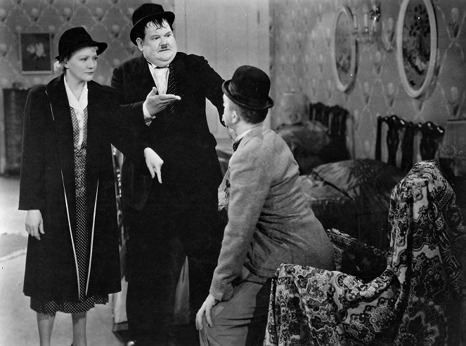Minna Gombell, Oliver Hardy, Stan Laurel