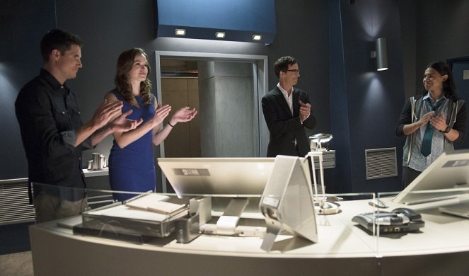 The Flash - Things You Can't Outrun - Photos - Robbie Amell, Danielle Panabaker, Tom Cavanagh, Carlos Valdes
