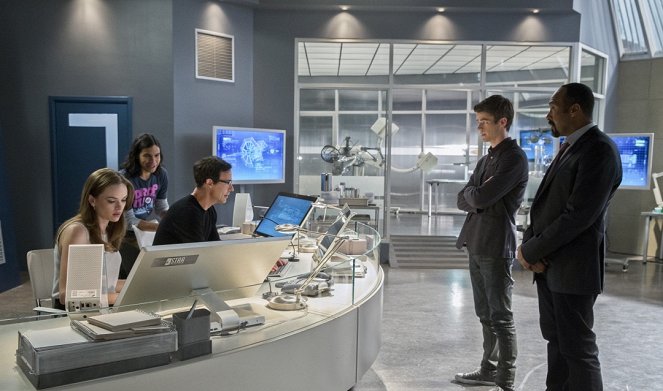 The Flash - Things You Can't Outrun - Photos - Danielle Panabaker, Carlos Valdes, Tom Cavanagh, Grant Gustin, Jesse L. Martin