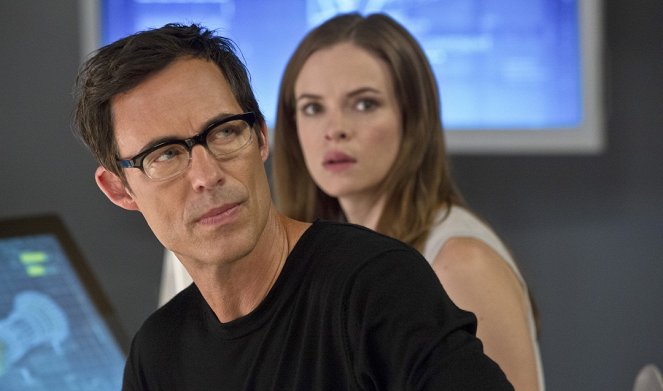 The Flash - Things You Can't Outrun - Photos - Tom Cavanagh, Danielle Panabaker