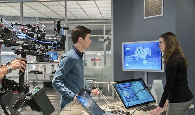 The Flash - Season 1 - Brume toxique - Tournage - Grant Gustin, Danielle Panabaker