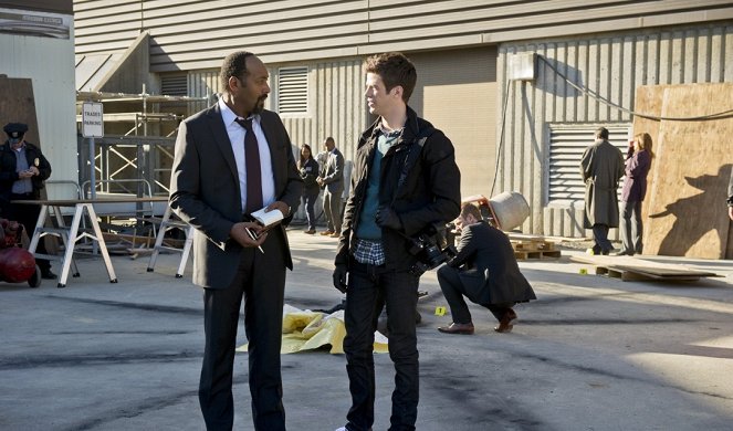 The Flash - Power Outage - Photos - Jesse L. Martin, Grant Gustin