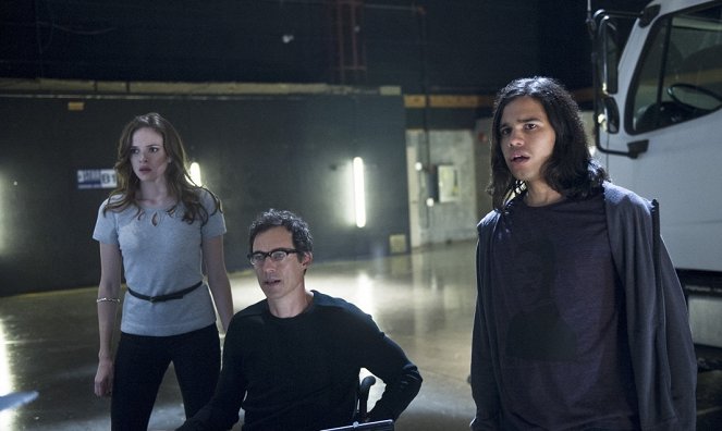 The Flash - Power Outage - Photos - Danielle Panabaker, Tom Cavanagh, Carlos Valdes