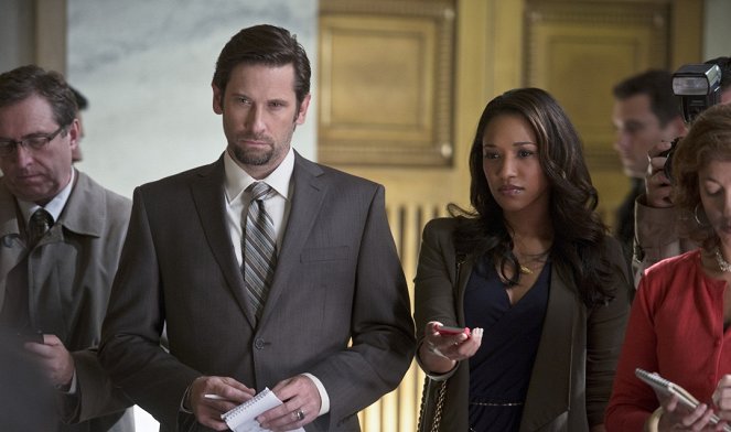 Flash - Dźwięk i wściekłość - Z filmu - Roger Howarth, Candice Patton