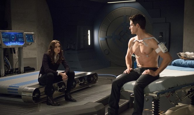 The Flash - The Nuclear Man - Van film - Danielle Panabaker, Robbie Amell