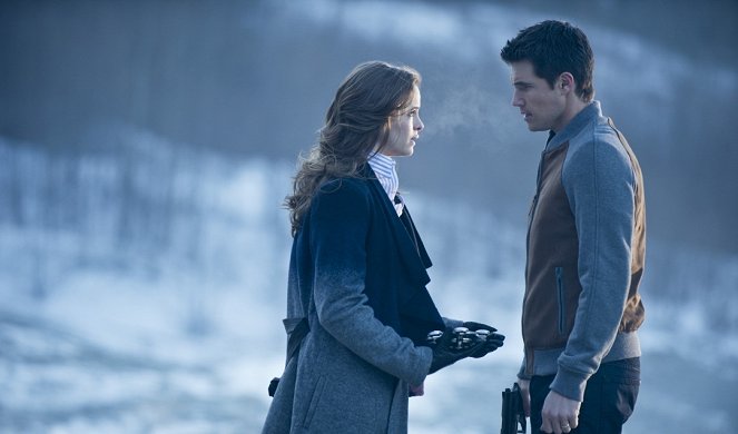 The Flash - The Nuclear Man - Photos - Danielle Panabaker, Robbie Amell