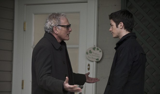 The Flash - Fallout - Photos - Victor Garber, Grant Gustin
