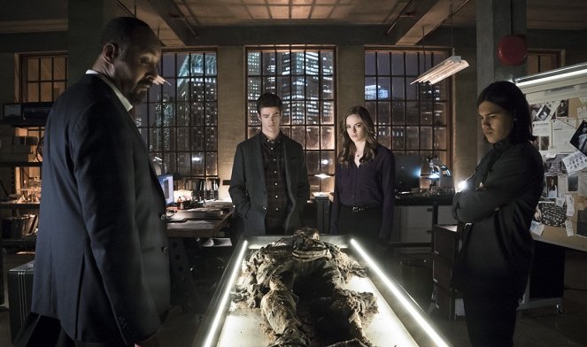 The Flash - Who Is Harrison Wells? - Photos - Jesse L. Martin, Grant Gustin, Danielle Panabaker, Carlos Valdes
