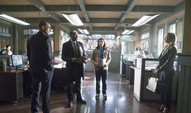 The Flash - Who Is Harrison Wells? - Photos - Paul Blackthorne, Jesse L. Martin, Carlos Valdes, Katie Cassidy