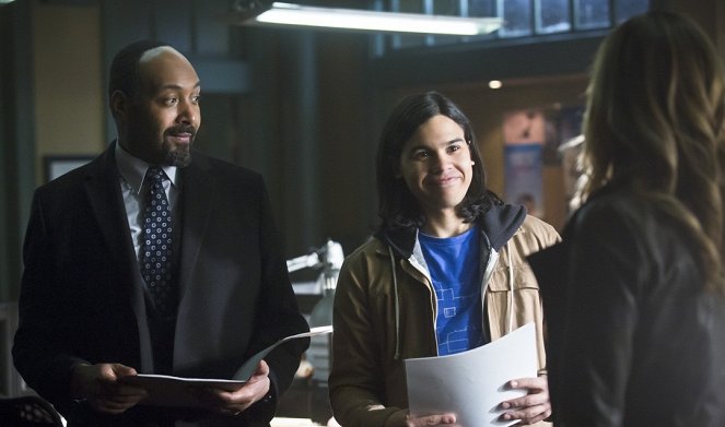 The Flash - Who Is Harrison Wells? - Photos - Jesse L. Martin, Carlos Valdes