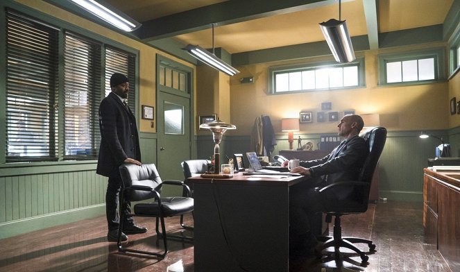 The Flash - Who Is Harrison Wells? - Photos - Jesse L. Martin, Paul Blackthorne