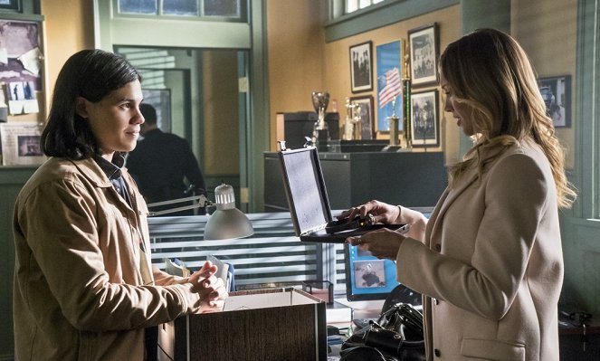 The Flash - Who Is Harrison Wells? - Photos - Carlos Valdes, Katie Cassidy