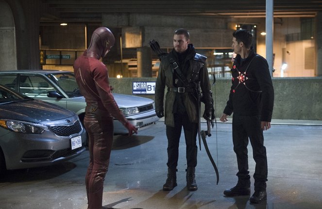The Flash - Rogue Air - Photos - Stephen Amell, Robbie Amell