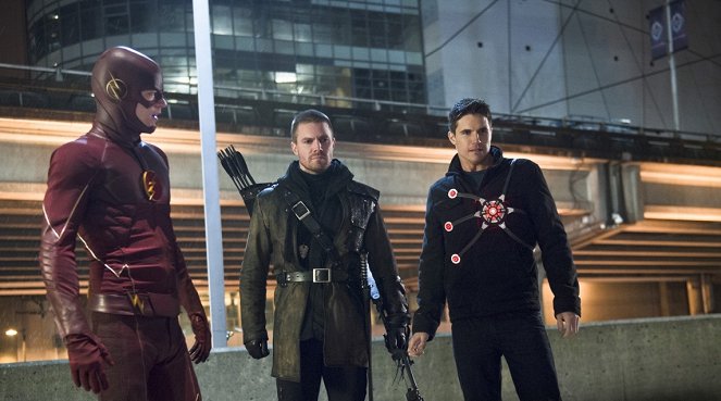 The Flash - Rogue Air - Photos - Grant Gustin, Stephen Amell, Robbie Amell
