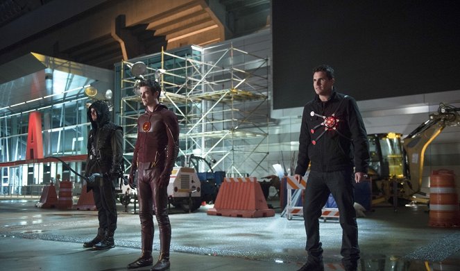 The Flash - Season 1 - Rogue Air - Photos - Stephen Amell, Grant Gustin, Robbie Amell