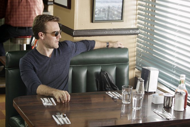 Don't Trust the B---- in Apartment 23 - Photos - James van der Beek