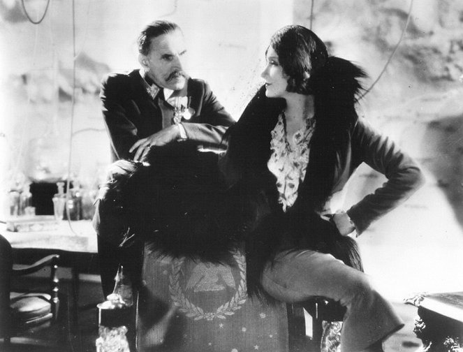 Dishonored - Van film - Gustav von Seyffertitz, Marlene Dietrich