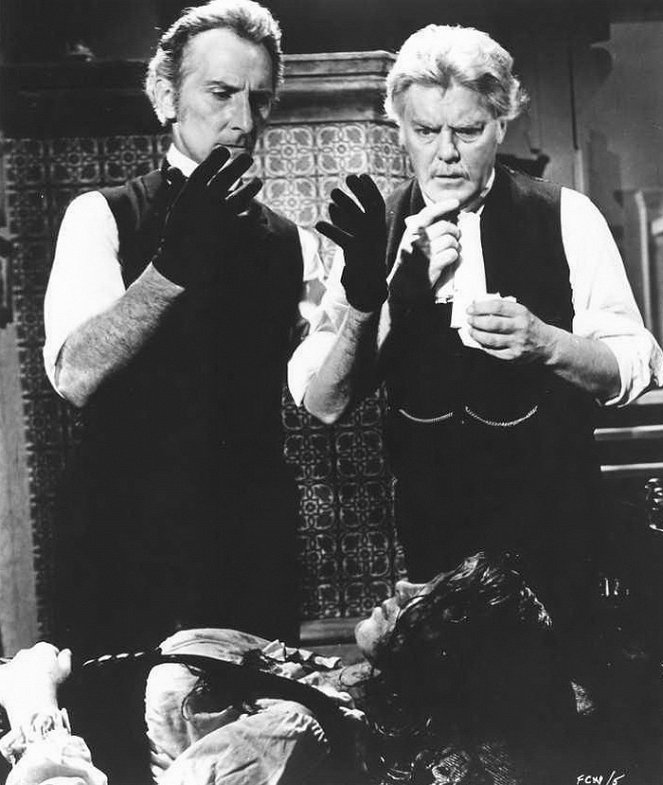 Frankenstein Created Woman - Do filme - Peter Cushing, Thorley Walters