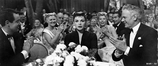Tähti on syntynyt - Kuvat elokuvasta - Tommy Noonan, Judy Garland, Charles Bickford
