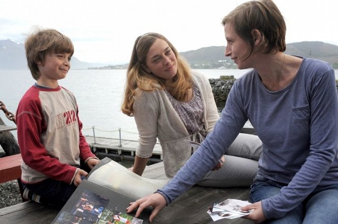 Liebe am Fjord - Abschied von Hannah - Filmfotos - Lukas Kvalvik Günz, Catherine Bode, Fanny Staffa