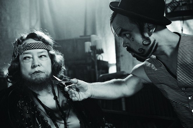 História de Horror Americana - Freak Show - Promo - Kathy Bates