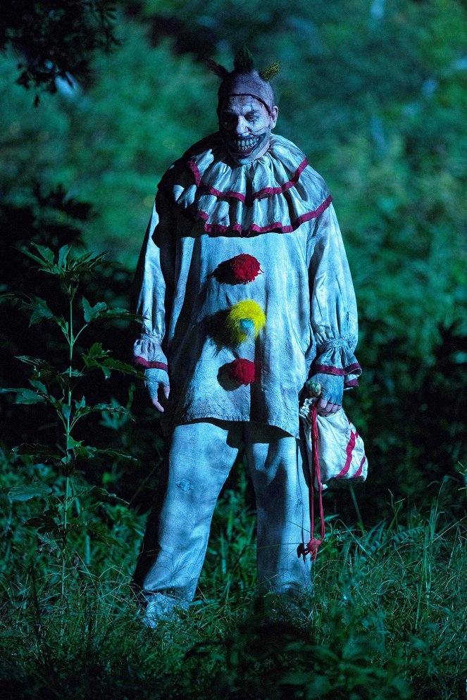 Amerikai Horror Story - Rémségek cirkusza - Filmfotók - John Carroll Lynch