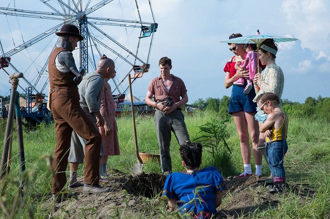 American Horror Story - Freak Show - Film - Mat Fraser, Christopher Neiman, Evan Peters, Erika Ervin, Jyoti Amge, Drew Rin Varick