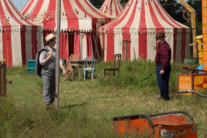 American Horror Story - Freak Show - Photos - Denis O'Hare, Michael Chiklis