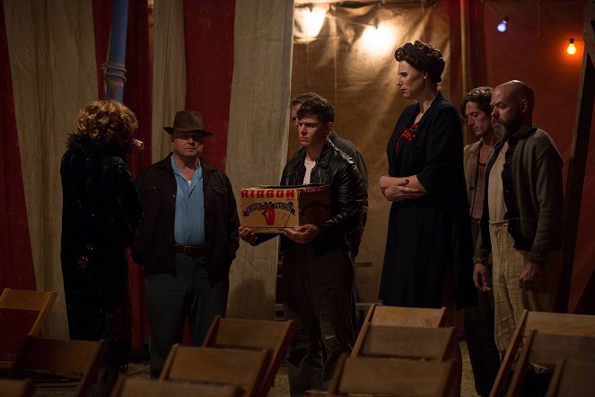 História de Horror Americana - Freak Show - Do filme - Michael Chiklis, Evan Peters, Erika Ervin