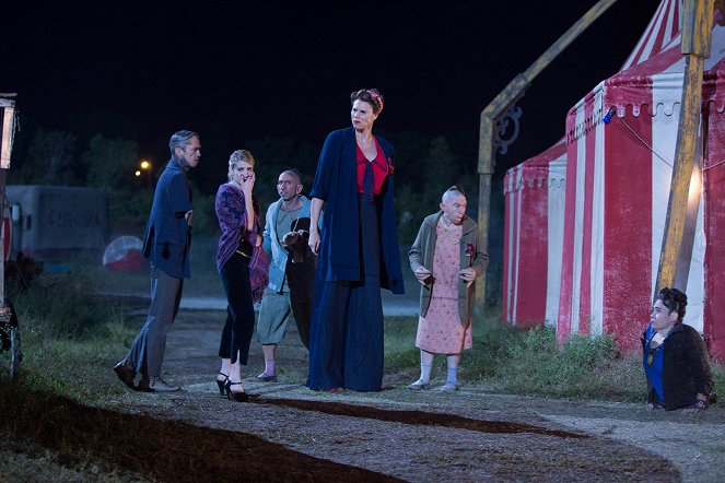 American Horror Story - Freak Show - Photos - Mat Fraser, Emma Roberts, Christopher Neiman, Erika Ervin, Naomi Grossman, Rose Siggins