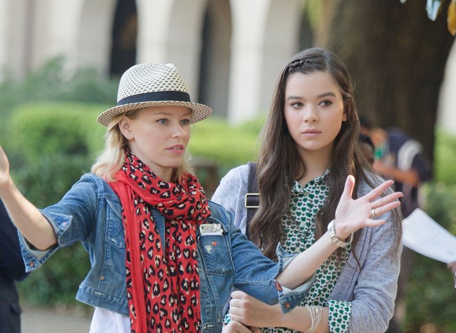 Pitch Perfect 2 - Tournage - Elizabeth Banks, Hailee Steinfeld