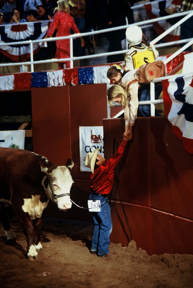 Grand Champion - Photos - Emma Roberts, Joey Lauren Adams