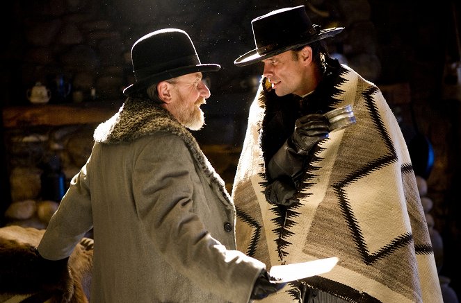 The Hateful 8 - Filmfotos - Tim Roth, Walton Goggins