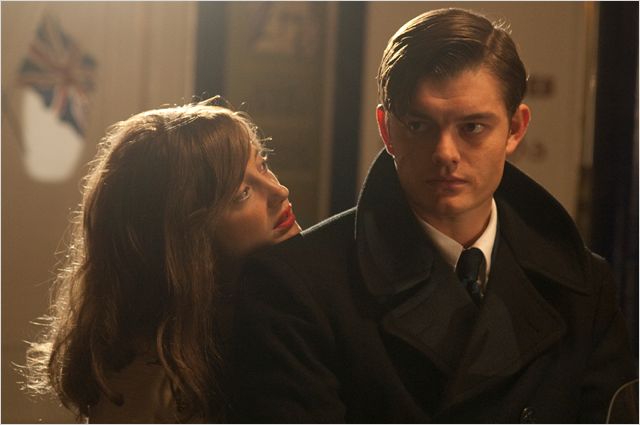 Černý chlapec - Z filmu - Andrea Riseborough, Sam Riley