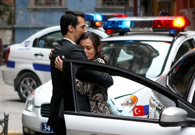 Kriminálka Istanbul - Vraždy na Bosporu - Z filmu - Erol Sander, Idil Üner