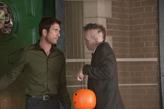 American Horror Story - Halloween: Part 1 - Van film - Dylan McDermott, Denis O'Hare