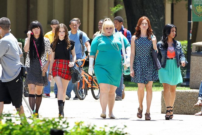 Pitch Perfect 2 - Tournage - Hana Mae Lee, Anna Kendrick, Rebel Wilson, Brittany Snow, Chrissie Fit