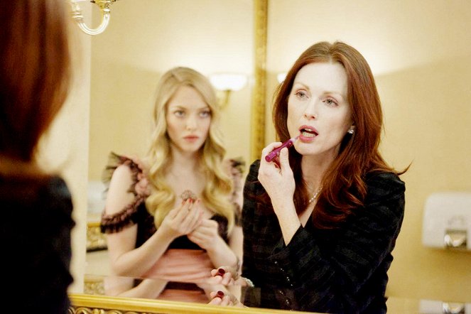 Chloe - Photos - Amanda Seyfried, Julianne Moore