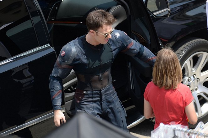 Captain America: Civil War - Van de set - Chris Evans