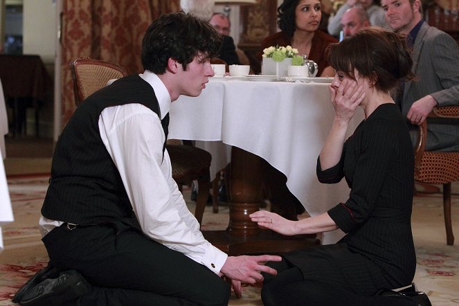 Halb so alt wie sie - Filmfotos - Callum Turner, Helen McCrory